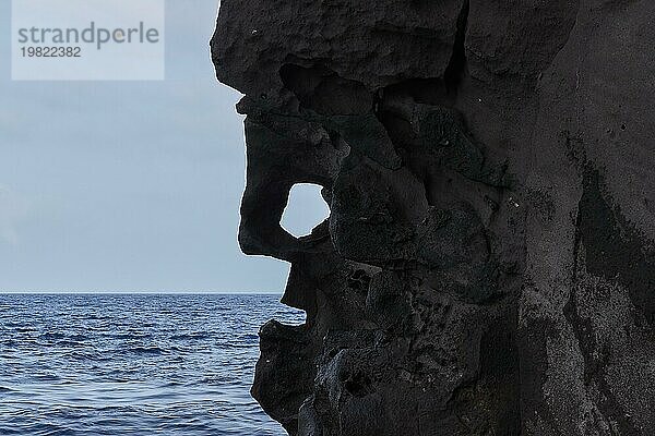 Gelbe Blumen  nah  unscharf  Strombolichio  kleine Stromboli vorgelagerte Vulkanfelsen-Insel  weißer Leuchtturm  Vulkaninsel  Stromboli  Äolische Inseln  Liparische Inseln  Sizilien  Italien  Europa