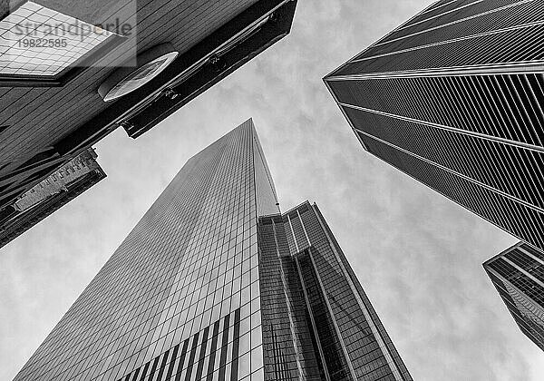 Ein Schwarzweißbild von einigen Wolkenkratzern in Lower Manhattan