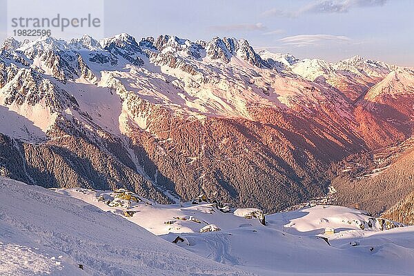 Frankreich  Französische Alpen Schnee Berge Panorama  Chamonix Mont Blanc französischer Skiort Stadt Sonnenuntergang Luftaufnahme  Europa