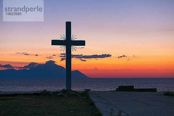 Silhouette von Kreuz und Berg Athos bei Sonnenaufgang oder Sonnenuntergang und Meerespanorama in Griechenland