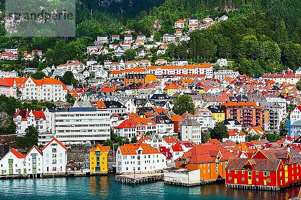 Bergen  Norwegen Stadtpanorama mit bunten traditionellen Häusern und Fjord