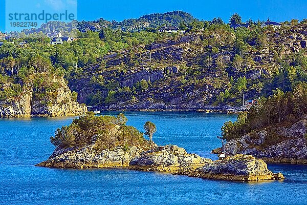 Norwegische skandinavische Landschaft mit Fjordwasser  Bergen und bunten traditionellen Häusern  Norwegen  Europa