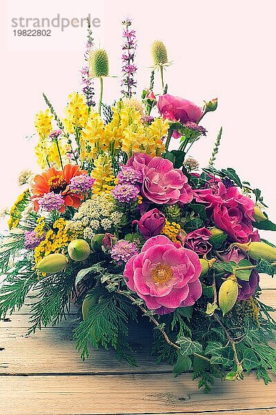 Bouquet Strauß frischer Wildblumen auf weißem Retro vertikalen Hintergrund mit Kopie Raum