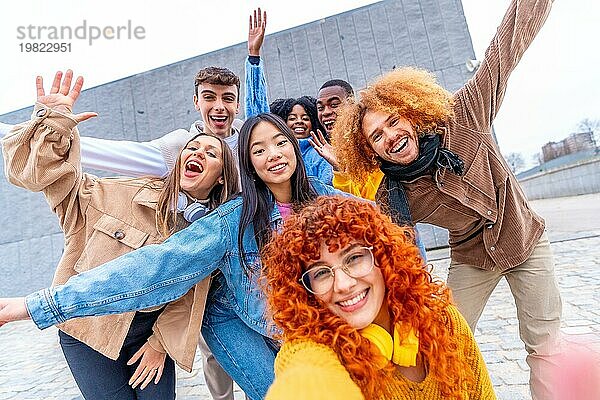 Lustiges Selfie einer multiethnischen Gruppe von Menschen in einem städtischen Raum