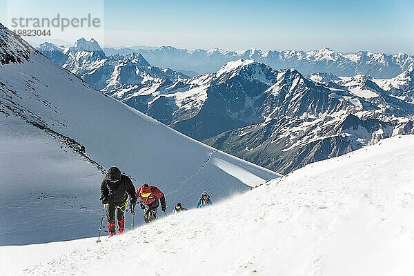 Hochgebirgstouristen besteigen den Gipfel des Elbrus im Kaukasus