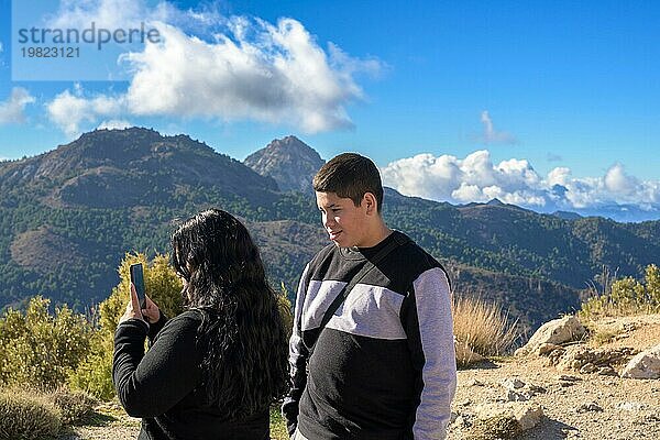 Latinos  die mit ihrem Smartphone Fotos von den Bergen in der Sierra Nevada  Granada  Spanien machen