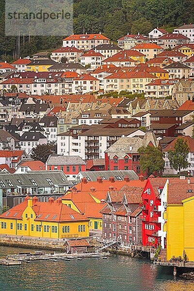 Bergen  Norwegen Stadtbild mit bunten traditionellen Häusern  Sommer Luftaufnahme