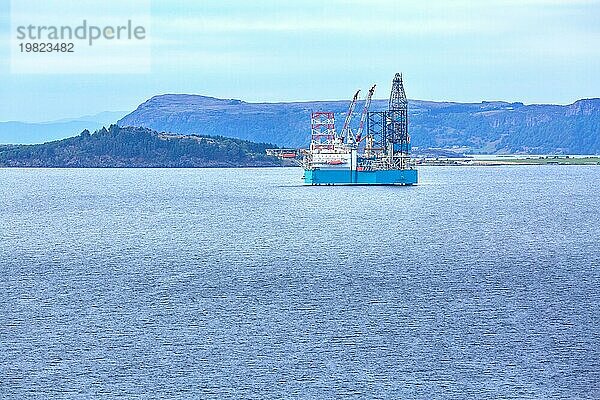 Bohrinseln Offshore Ölraffinerie Plattform in Stavanger  Norwegen Fjord mit Kopierraum