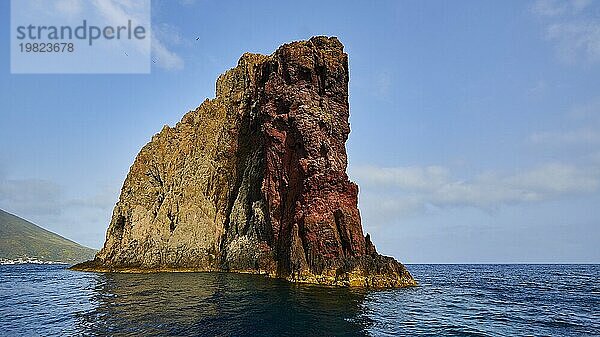 Mammut  Umrisse eines Mammuts  Rote Lava-Wand  Buntes Lavagestein  Strombolichio  kleine Stromboli vorgelagerte Vulkanfelsen-Insel  Vulkaninsel  Stromboli  Äolische Inseln  Liparische Inseln  Sizilien  Italien  Europa