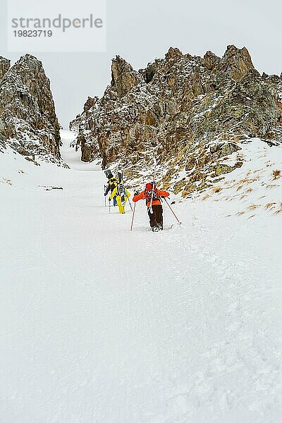 Backcountry. Eine Gruppe von Skifahrern steigt zum Gipfel auf  der nicht mit einer Seilbahn ausgestattet ist  um weiter die Hänge mit unberührtem Land hinunterzufahren