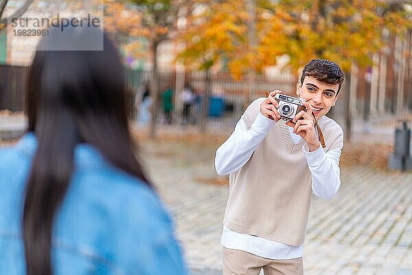 Freunde fotografieren mit einer Digitalkamera auf der Straße in der Stadt