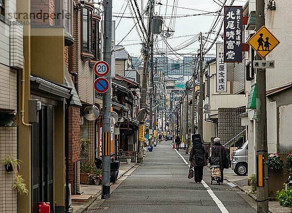 Ein Bild von einer schmalen  langen Straße in Kyoto  im Zentrum der Stadt