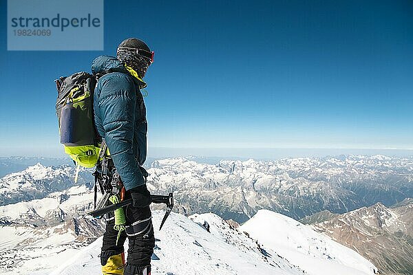 Professioneller  voll ausgestatteter Führer  Bergsteiger auf dem schneebedeckten Gipfel des schlafenden Vulkans Elbrus