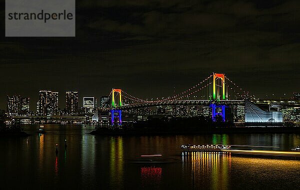 Ein Bild der beleuchteten Regenbogenbrücke  bei Nacht (Tokio)