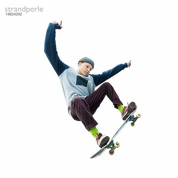 Ein Teenager Skateboarder springt einen Ollie auf einem isolierten weißen Hintergrund. Das Konzept des Straßensports und der urbanen Kultur