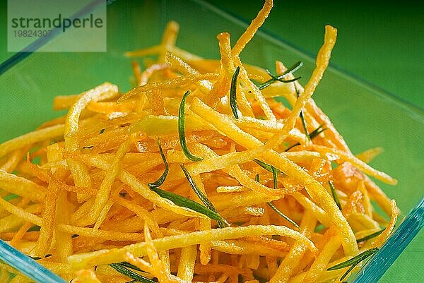 Frische Pommes frites in Form von Zahnpasta  frittiert in Rosmarinöl  Foodfotografie