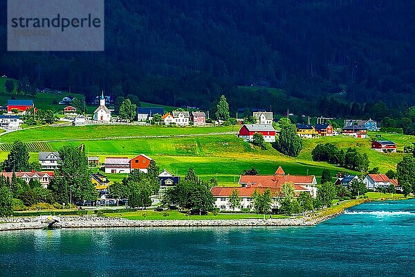 Norwegische Dorflandschaft mit Fjord  Bergen und bunten Häusern  Kirche in Olden  Norwegen  Europa