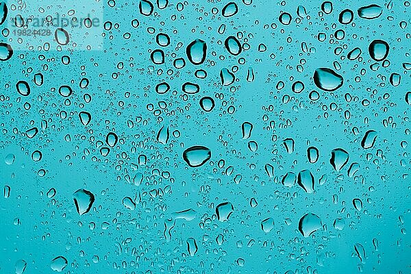 Regentropfen auf einem Fensterglas. Geringe Schärfentiefe