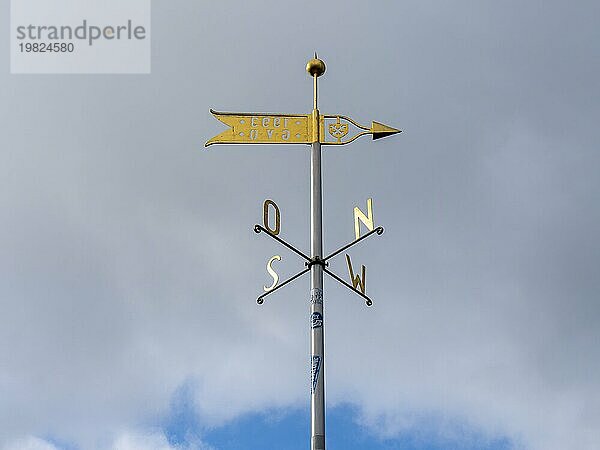 Windpfeil und Windspiel aus Metall für Anzeige von Himmelsrichtungen  Norden  Süden  Osten  Westen  Deutschland  Europa