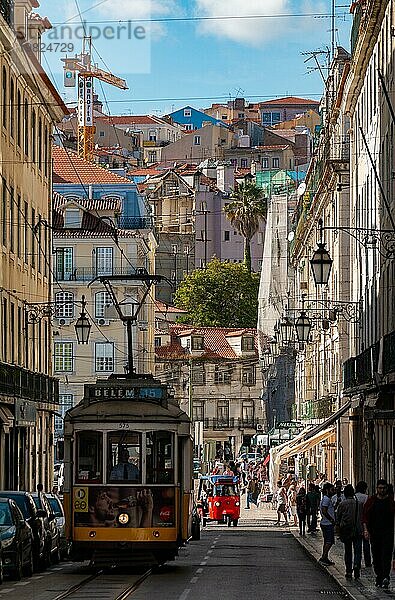 Ein Bild einer Straßenbahn in der Altstadt von Lissabon