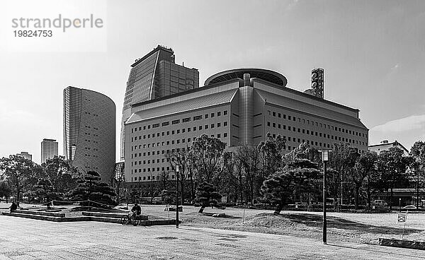 Ein Schwarzweißbild des Osakaer Geschichtsmuseums und der Gebäude des Polizeipräsidiums Osakafu