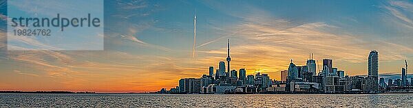 Ein Panoramabild des Sonnenuntergangs über Toronto