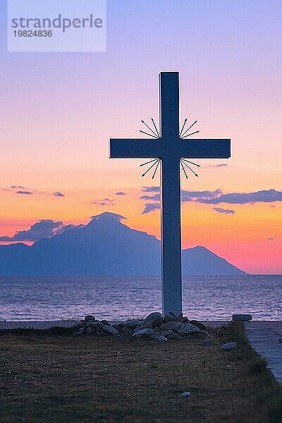 Silhouette von Kreuz und Berg Athos bei Sonnenaufgang oder Sonnenuntergang und Meerespanorama in Griechenland