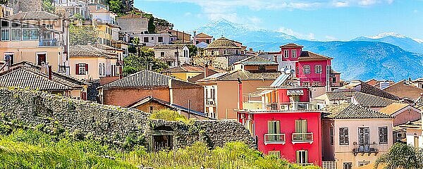 Nafplio oder Nafplion  Griechenland  Peloponnes alte Stadt Häuser Luftaufnahme Panorama und Schnee Berge banner  Europa