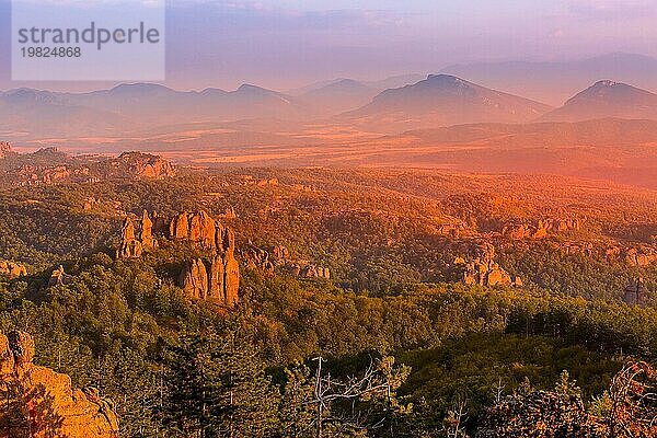 Sonnenuntergang am Belogradchik Felsen  Naturjuwel  Panoramalandschaft mit Bergsilhouette  Bulgarien  Europa