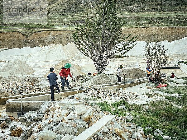 Ein Jugendlicher und drei Frauen arbeiten in einer Kaolinmine  Pachacayo  Peru  Südamerika