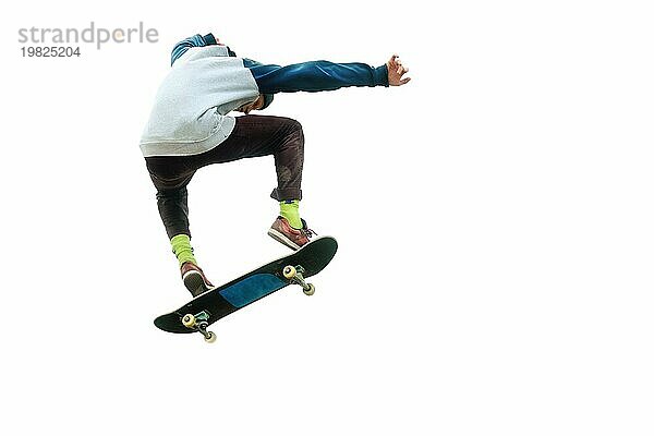 Ein Teenager Skateboarder springt einen Ollie auf einem isolierten weißen Hintergrund. Das Konzept des Straßensports und der urbanen Kultur