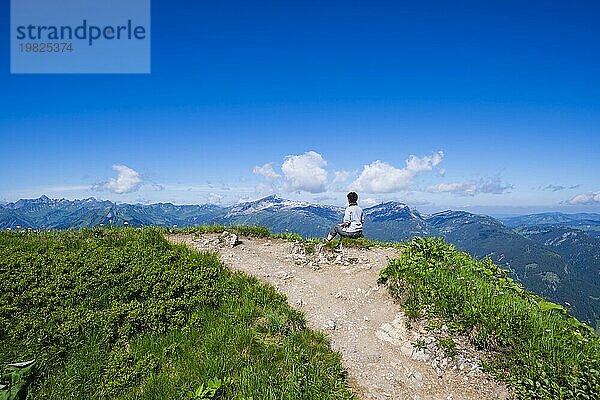 Wanderweg vom Fellhorn  2038m  zum Söllereck  Allgäuer Alpen  Bayern  Deutschland  im Hintergrund der Berg Hoher Ifen  2230m  Vorarlberg  Österreich  Europa