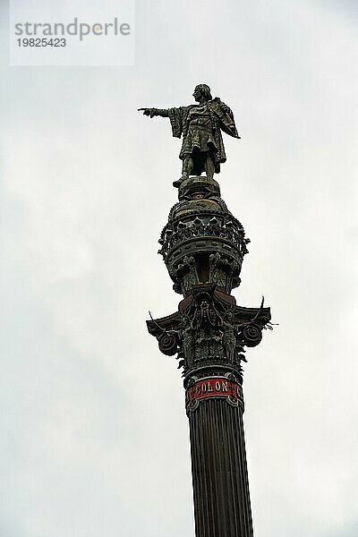 Denkmal für Christoph Kolumbus  Statue auf einer Säule  Monumento a Colón  Kolumbussäule  Gegenlicht  düstere bedrohliche Atmosphäre  La Rambla  Ramblas  Barcelona  Katalonien  Spanien  Europa