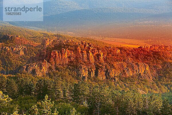 Sonnenuntergang am Belogradchik Felsen  Naturjuwel  Panoramalandschaft mit Bergsilhouette  Bulgarien  Europa