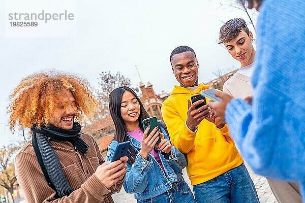 Dynamische Aufnahme von multiethnischen Freunden beim Telefonieren in der Stadt