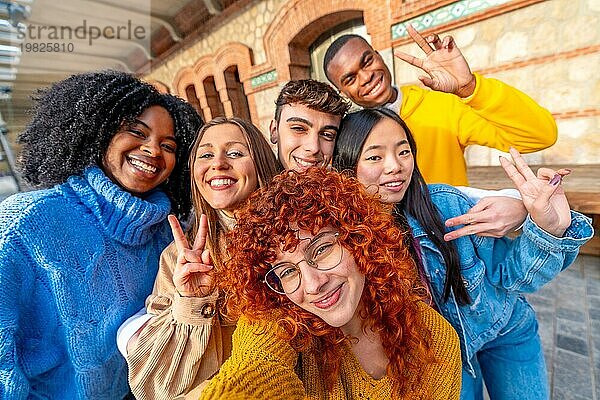 Erfolgreiche Gesten von Studenten bei einem Selfie in der Stadt