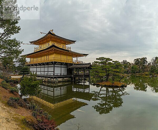 Ein Panoramabild des Kinkaku ji Tempels und seines nahe gelegenen Teiches