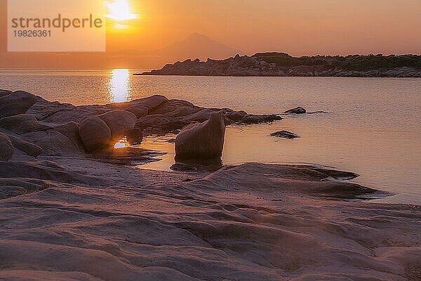 Silhouette des heiligen Berges Athos  Griechenland bei farbenfrohem Sonnenaufgang oder Sonnenuntergang und Meerespanorama