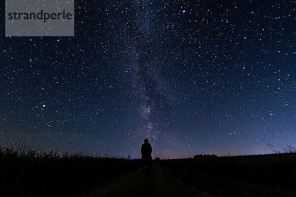 Silhouette eines Mannes unter dem Sternenhimmel  Konzept der Einsamkeit  Angst und Depression