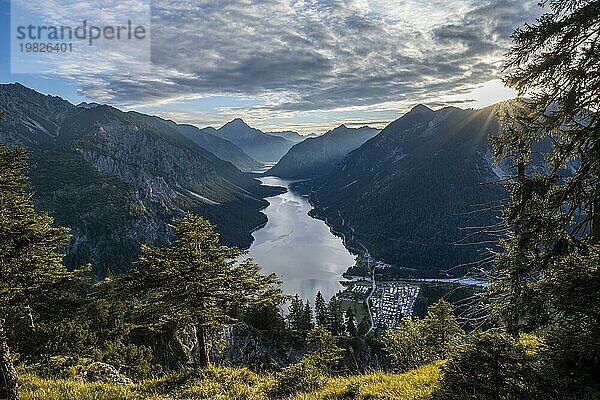 Ausblick auf den Plansee vom Schönjöchl bei Sonnenuntergang  Sonnenstern  Berge mit See  hinten Gipfel des Thaneller  Ammergauer Alpen  Bezirk Reutte  Tirol  Österreich  Europa