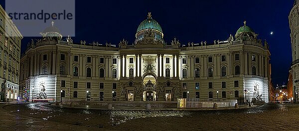 Ein Panoramabild der Hofburg bei Nacht