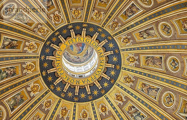 Eine Nahaufnahme der Kuppel des Petersdoms von innen gesehen
