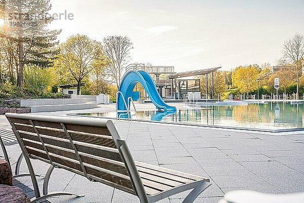 Leere Sitzbank konservierten Schwimmbad mit Wasserbecken in ruhiger Stimmung  Freibad Calw  Stammheim der Stadtwerke Calw  Schwarzwald  Deutschland  Europa