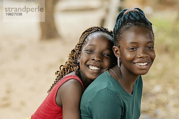 Smiley afrikanisches Mädchen im Freien