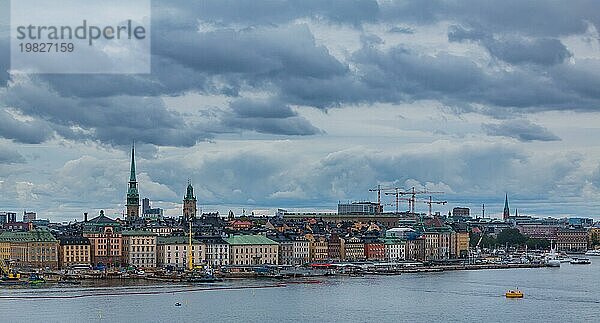 Ein Bild von Gamla Stan  der Altstadt von Stockholm  an einem bewölkten Tag