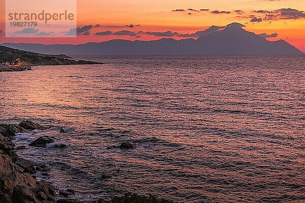 Silhouette des Berges Athos bei Sonnenaufgang oder Sonnenuntergang und Meerespanorama in Griechenland