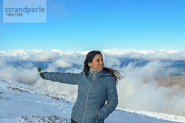 Porträt einer lateinamerikanischen Frau im Schnee über den Wolken