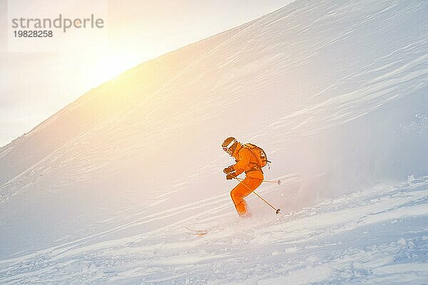 Ein Skisportler saust im frischen Pulverschnee die Piste hinunter. Das Konzept des Winterskisports