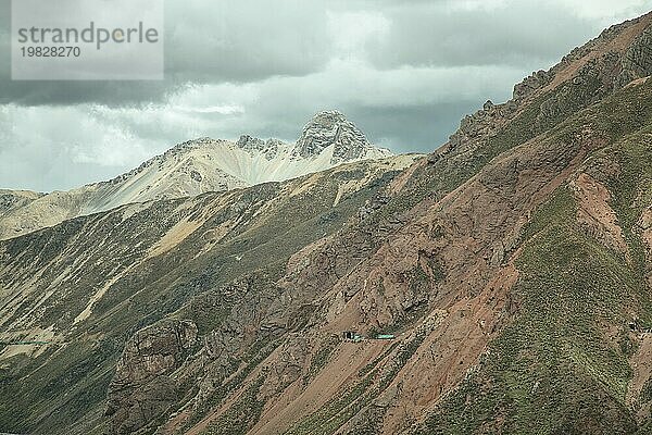 Blick vom Ticlio-Pass Richtung Westen  Trasse der Zugstrecke von Lima nach La Oroya  Alto de Ticlio  Peru  Südamerika