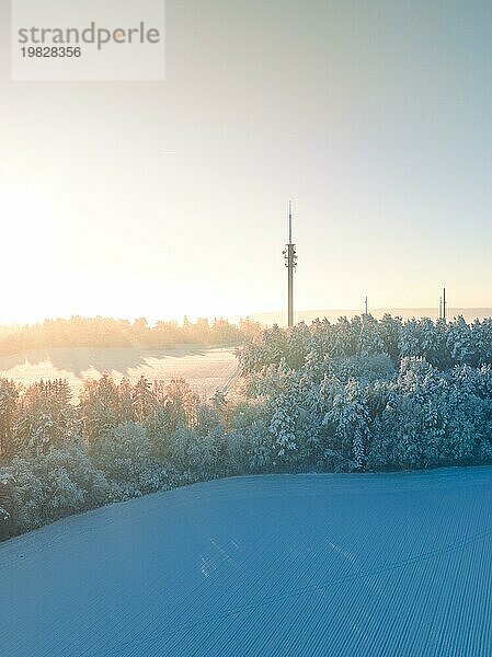 Ein friedlicher Wintermorgen bricht über verschneite Felder und Funktürme an  Gechingen  Luftbild  Schwarzwald  Deutschland  Europa